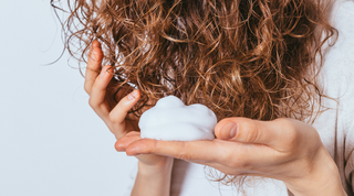 Popolna nega in stiliranje kodrastih in suhih las: tvoj vodnik do čudovitih kodrov🥰