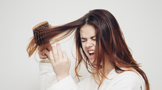 Kako ukrotiti in okrepiti tanke, fine ali lomljive lase? Preprosti triki za več volumna, manj lomljenja