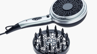 Kako uporabljati difuzor za definiranje naravnih kodrov brez friza?