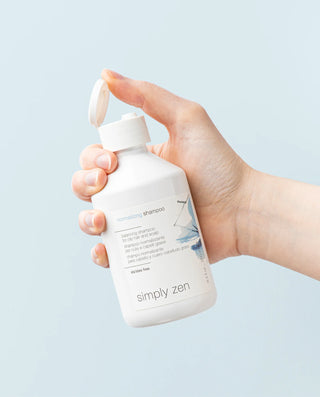 Šampon proti mastnem lasišču ki zagotavlja gostejše in čistejše lase produkt v uporabi